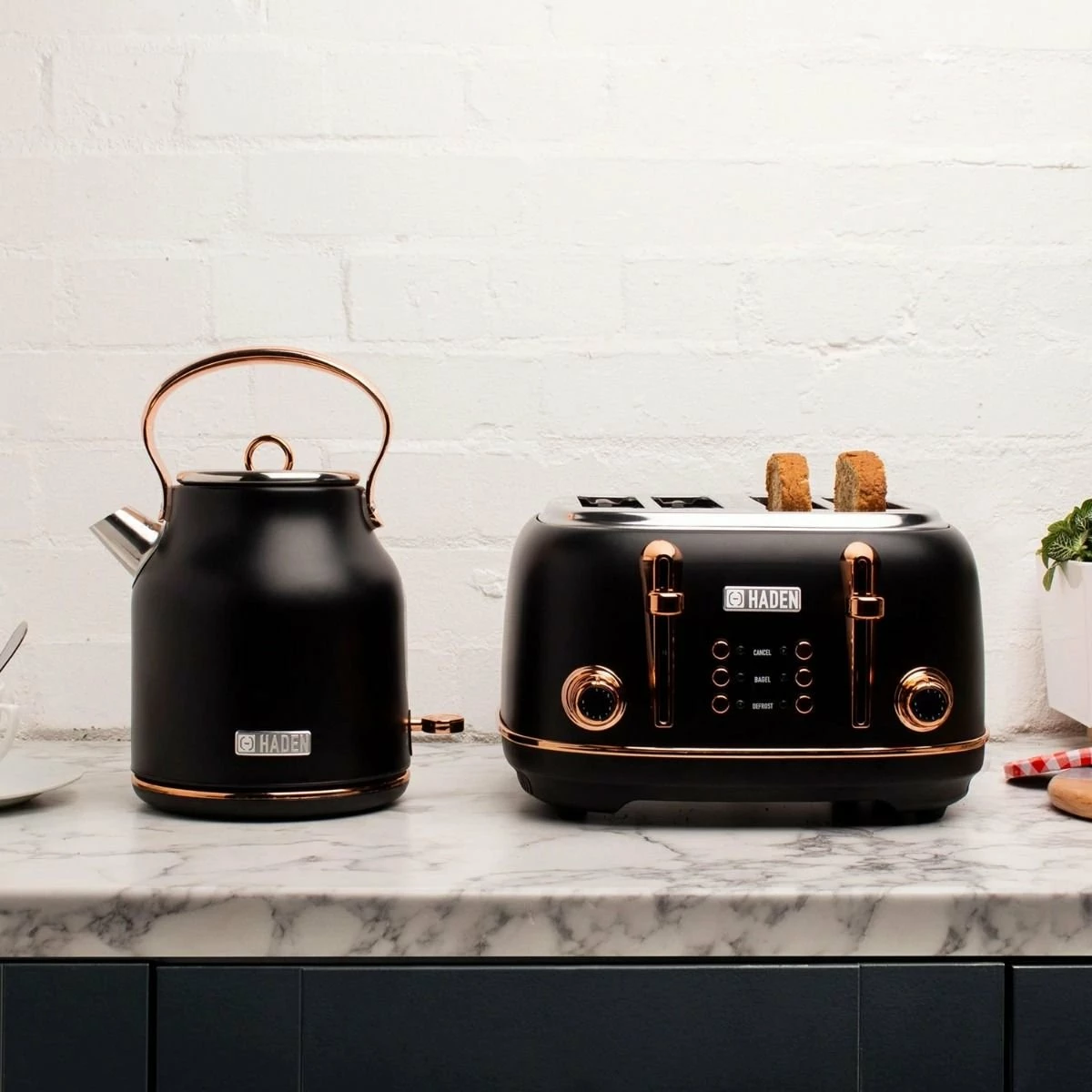 Haden Heritage 7-Cup Electric Kettle | Black And Copper 10 Haden Heritage 7-Cup Electric Kettle | Black And Copper - Image 10